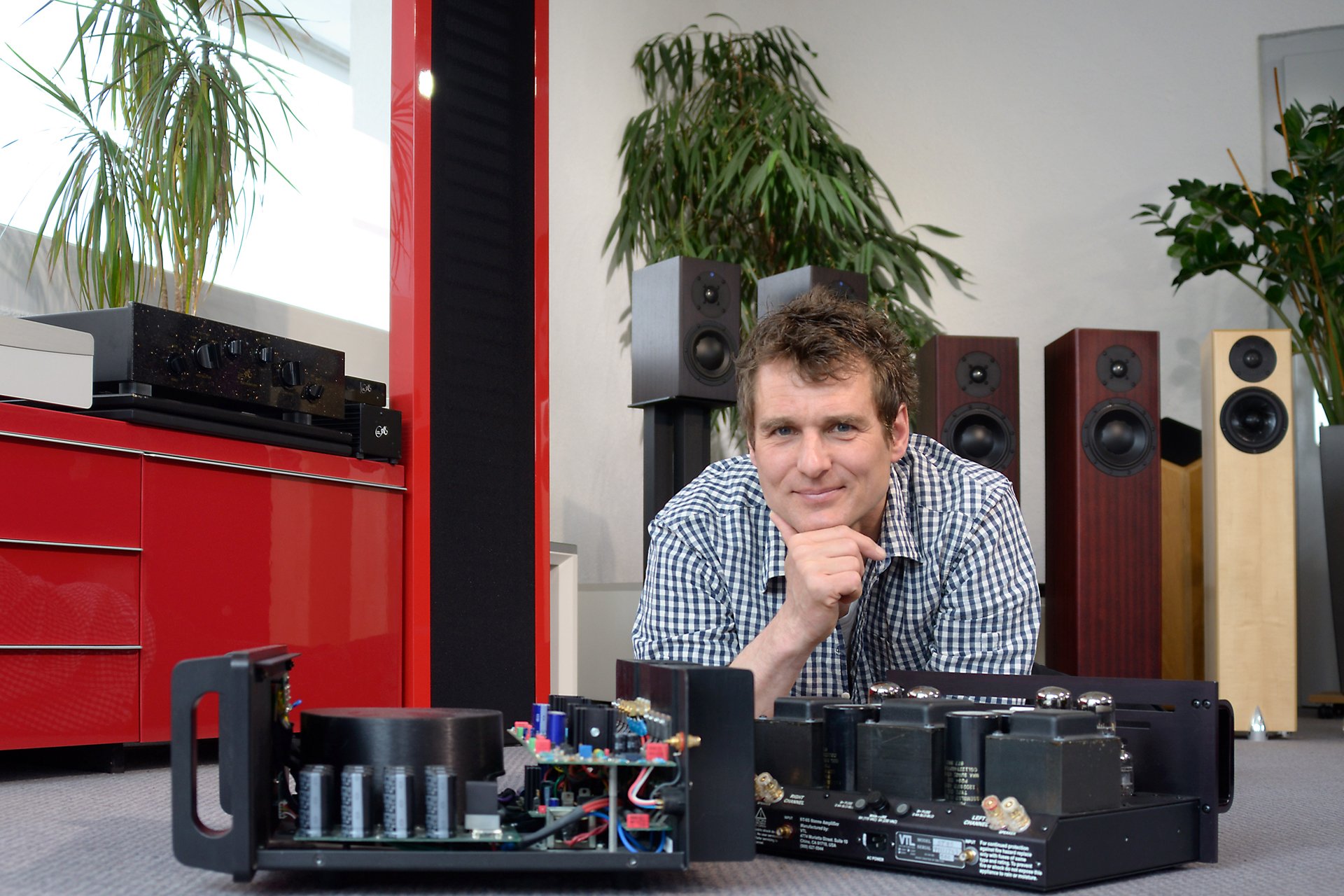 Hifi-Studio Wil – Raum 10. Audio-Exklusiv geht auf Entwicklungen des legendären Gerd Pütz zurück, welcher insbesondere mit seinen Elektrostaten hohe Bekanntheit erlangte. Andreas Schönberg hat diese Geräte nun neu aufgelegt, weiterentwickelt und das Programm ausgebaut. In kurzer Zeit haben die Audio-Exklusiv-Anlagen auf Shows und in Tests weltweit beeindruckt und sind ein Geheimtipp.