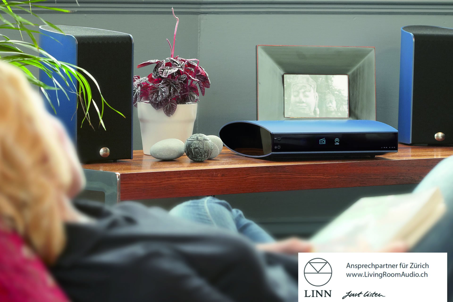 Living Room Audio – Raum 8. Massgeschneiderte Lösungen die sich harmonisch in bestehende oder neue Wohnsituationen einfügen, das strebt die Firma Living Room Audio in Wetzikon an, wo sie ein Hörstudio betreibt. Statt zusammengewürfelter Gerätschaften setzt man auf Linn, dem schottischen Spezialisten für Systemanlagen höchster Güte.