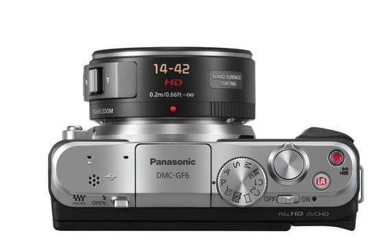 Ein neuer Funktionshebel am Auslöser ermöglicht bei der Aufnahme die direkte Einstellung wahlweise von Belichtung, Zoom (mit Lumix G Power Zoom-Objektiven) oder Blende. Im Bild das Kit mit dem Pancake-PowerZoom mit 14-42mm F 3,5-5,6 / Asph. / Power OIS.