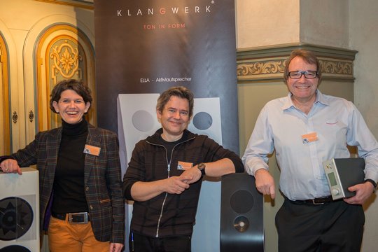 Daniela Manger, Klangschloss Organisator Markus Thoman und Daniel Weiss haben gut lachen: Ein zahlreich erschienenes Publikum lauschte den Klangwerk Aktivlautsprechern Ella und dem Manger MSMs1 Biegelwellewandler jeweils direkt versorgt über den Referenz Streamer und die DA-Vorstufe MAN301 von Weiss Audio.