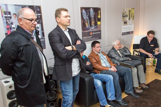 Interessiertes Publikum bei Thierry Mayer (ganz rechts) und seiner Präsentation von Accuphase mit der Focal 1028B. 