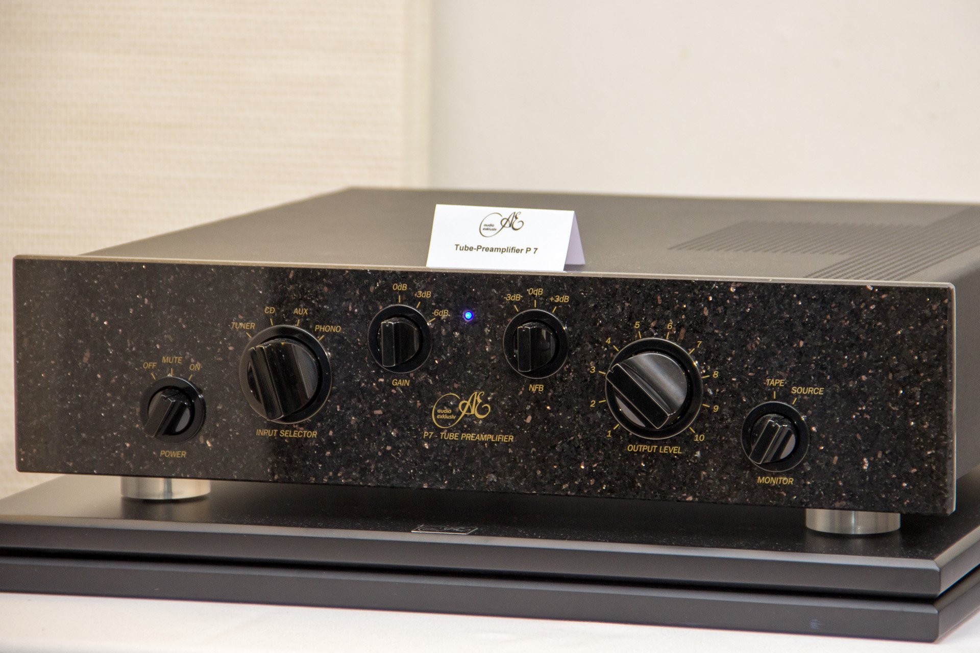 Audiioo Exklusiv ist ein Verfechter des minimalistischen und extrem puristischen Aufbaus. Bei der P 7 handelt es sich um eine Röhrenvorstufe. Sie verfügt pro Kanal über je eine ECC 803S in der Hochpegelsektion sowie einen Röhrengleichrichter des Typs EZ90 im Netzteil.