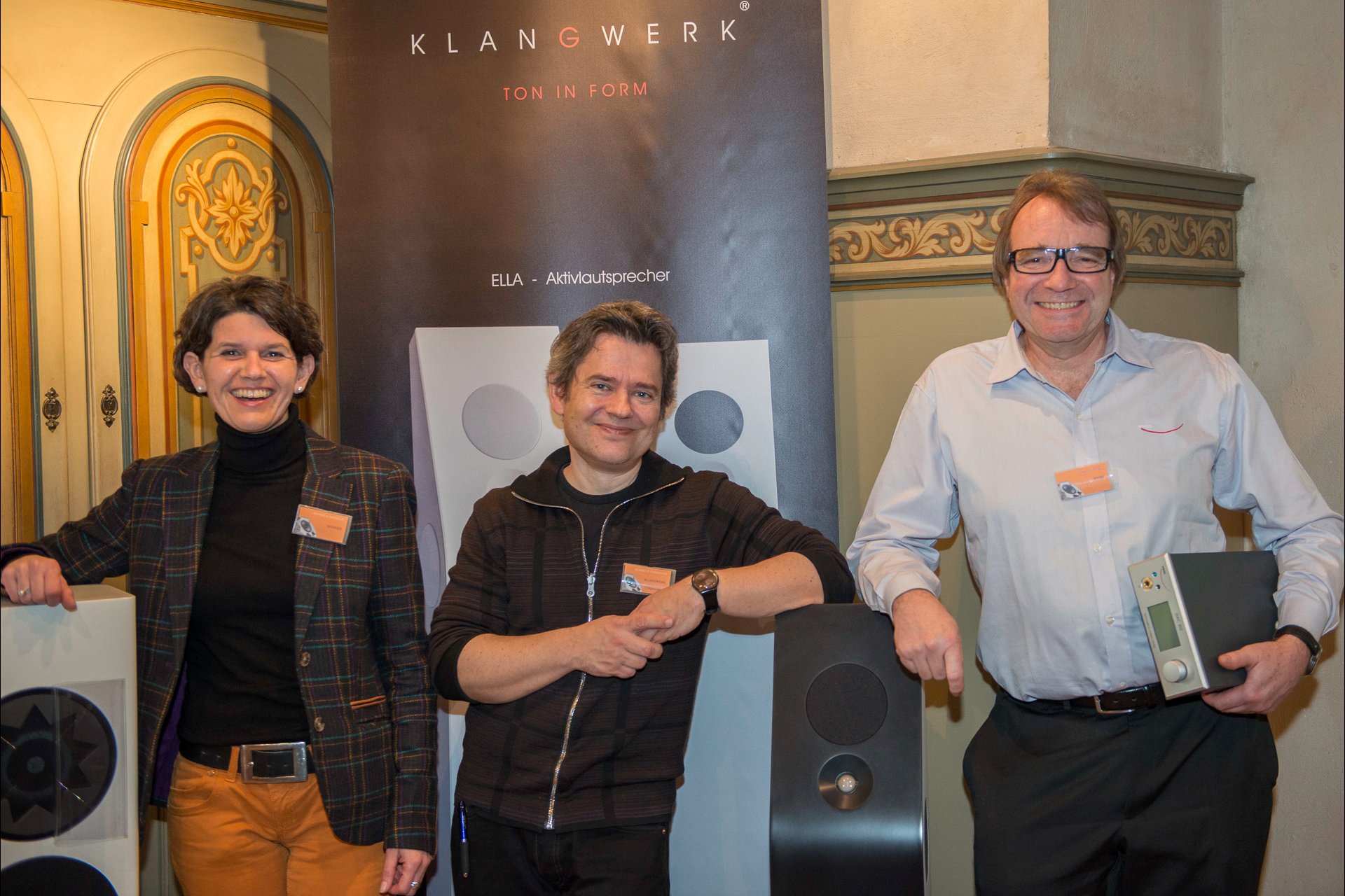 Daniela Manger, Klangschloss Organisator Markus Thoman und Daniel Weiss haben gut lachen: Ein zahlreich erschienenes Publikum lauschte den Klangwerk Aktivlautsprechern Ella und dem Manger MSMs1 Biegelwellewandler jeweils direkt versorgt über den Referenz Streamer und die DA-Vorstufe MAN301 von Weiss Audio.