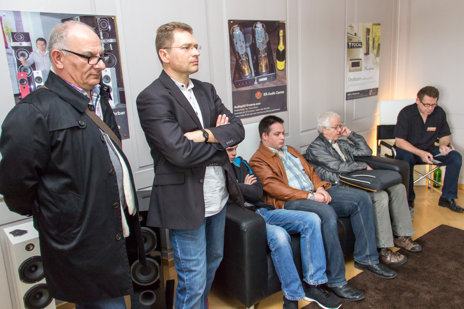 Interessiertes Publikum bei Thierry Mayer (ganz rechts) und seiner Präsentation von Accuphase mit der Focal 1028B. 