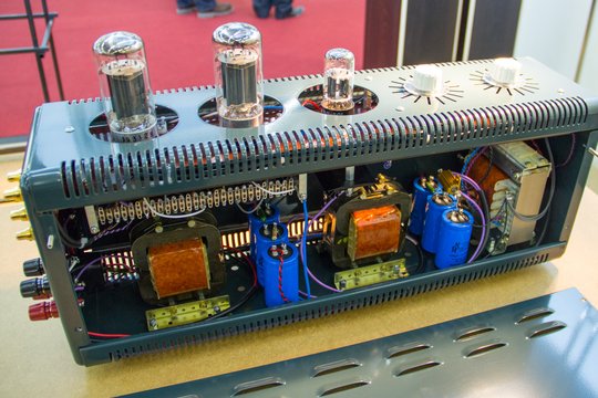 Frei von Hand verdrahtet ohne Platine. Das Vollverstärker--Schmuckstück von Thöress in Deutschland. Exotisch auch die verwendete Siemens Poströhre F2A1 mit ca. 7-8 Watt.