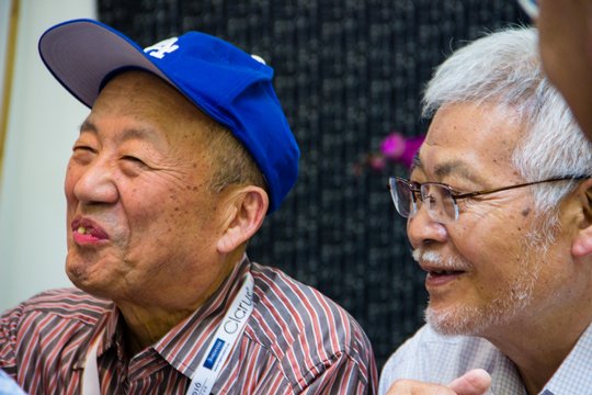 Und die Schöpfer - zwei liebenswerte Kultfiguren: Atsushi Miura (rechts) verhalf einst bereits Luxman zu Weltruhm. Zusammen mit Masami Ishiguro (links) gründete er 1986 A+M Limited. Seither entwickeln beide die AirTight Röhrenamps und begeistern Musikliebhaber weltweit. Die Geräte werden auf Bestellung gebaut und ausgeliefert. Es gibt keinen Lagerbestand.