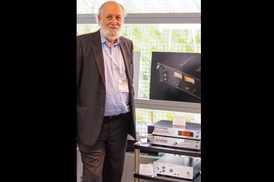 Noch eine Audiolegende: Tim de Paravicini baut seit seinem 13 Lebensjahr Audioelektronik. Am der High End 2013 erstmals vorgestellt wurde der EAR DAC4 mit der Fähigkeit, DSD Files zu verarbeiten und mit vier PCC88 Doppeltrioden am Ausgang.