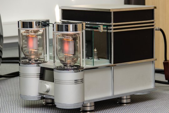 Ein Traum in Röhren für 135000 US$. Trioden Endstufe 833T von Audio Power Labs mit Waserkühlung und computerregulierter Ruhestromeinstellung inklusive Fernwartung vom Hersteller übers Internet.