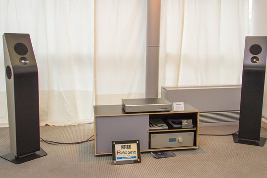 So einfach und wohnraumgerecht kann High End Audio sein. Die formschönen Klangwerk Aktivlautspecher Ellla und die Streamer-Wandler-Vorstufe MAN301 mit iPad-Steuerung von Weiss Engineering in Uster.