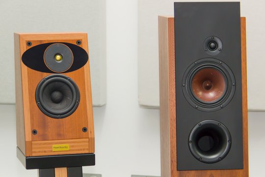 Pawel Acoustics produziert seit 30 Jahren im Toggenburg Lautsprecher, welche in Asien bekannter sind als in heimischen Gefilden. Eigentlich schade, sowohl die bewährte Elektra Mk3 als auch die neue Capriccio (rechts) sind klangliche Präzisionsinstrumente mit einer lieblich feinsinnigen Klangentfaltung