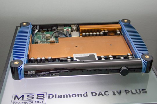 State-of-the-Art Wandler Technologie von MSB Tech. Alle ihre Wandler sind bereits DSD ready und klingen zugegebenermassen überragend. Doch 28000 US$ für den Diamond DAC IV plus nochmals 5000 US$ für die rein mechanische Stabilsatorunterplatte sind happig.