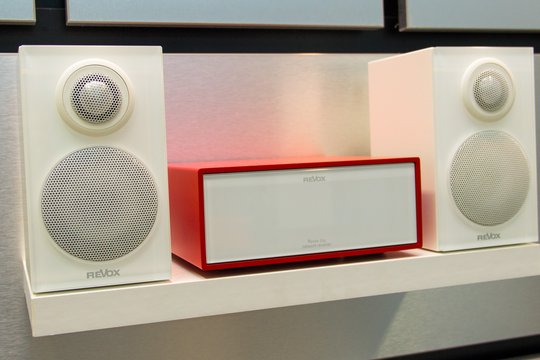 Die Palette der gezeigten Produkte ist durchaus vielfältig und reicht von schmucken und preiswerten Designkomponenten wie dem Revox Joy Audio-Streamer-Receiver...