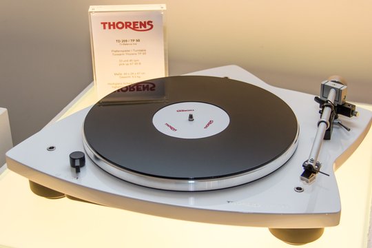 Erfreulich preiswert der neue Thorens Plattenspieler TD 209 für knapp 1200 CHF inklusive Tonabnehmer.