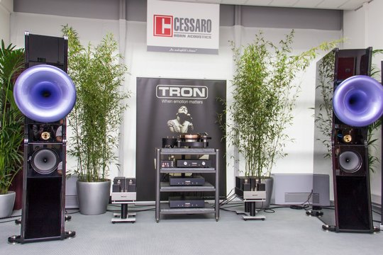 ... und natürlich traumhaften High End Audio Ketten wie hier bei Tron mit ihrer fabelhaften Voyager Reference Endstufe mit zwei 20B Trioden mit je 6 Watt am Ausgang an den deutschen Cassaro Hornlautsprechern. Einer meiner persönlichen Highlights ...