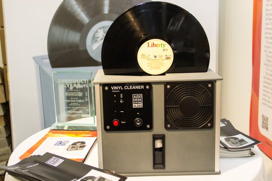 Das wichtigste Werkzeug für Vinylliebhaber ist die Plattenwaschmaschine. Der Vinyl Cleaner von Audio Desk Systeme überzeugt in der Handhabung und im Resultat.