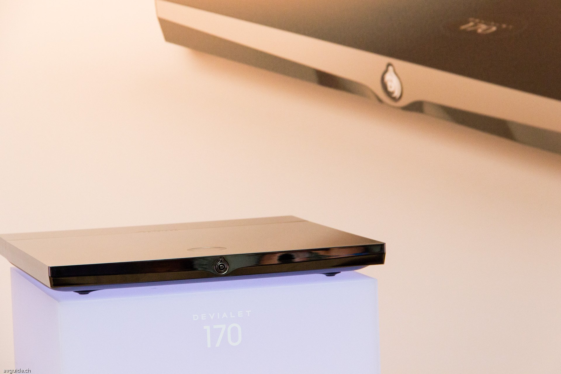 Devialet - noch eine Firma, die eine wirkliche Innovation anbietet. Kaum zu glauben, was aus diesem flachen Gerät, das einen Streamer und Vollverstärker inklusive Phonomodul beherbergt, an Klangkultur hervorkommt. 