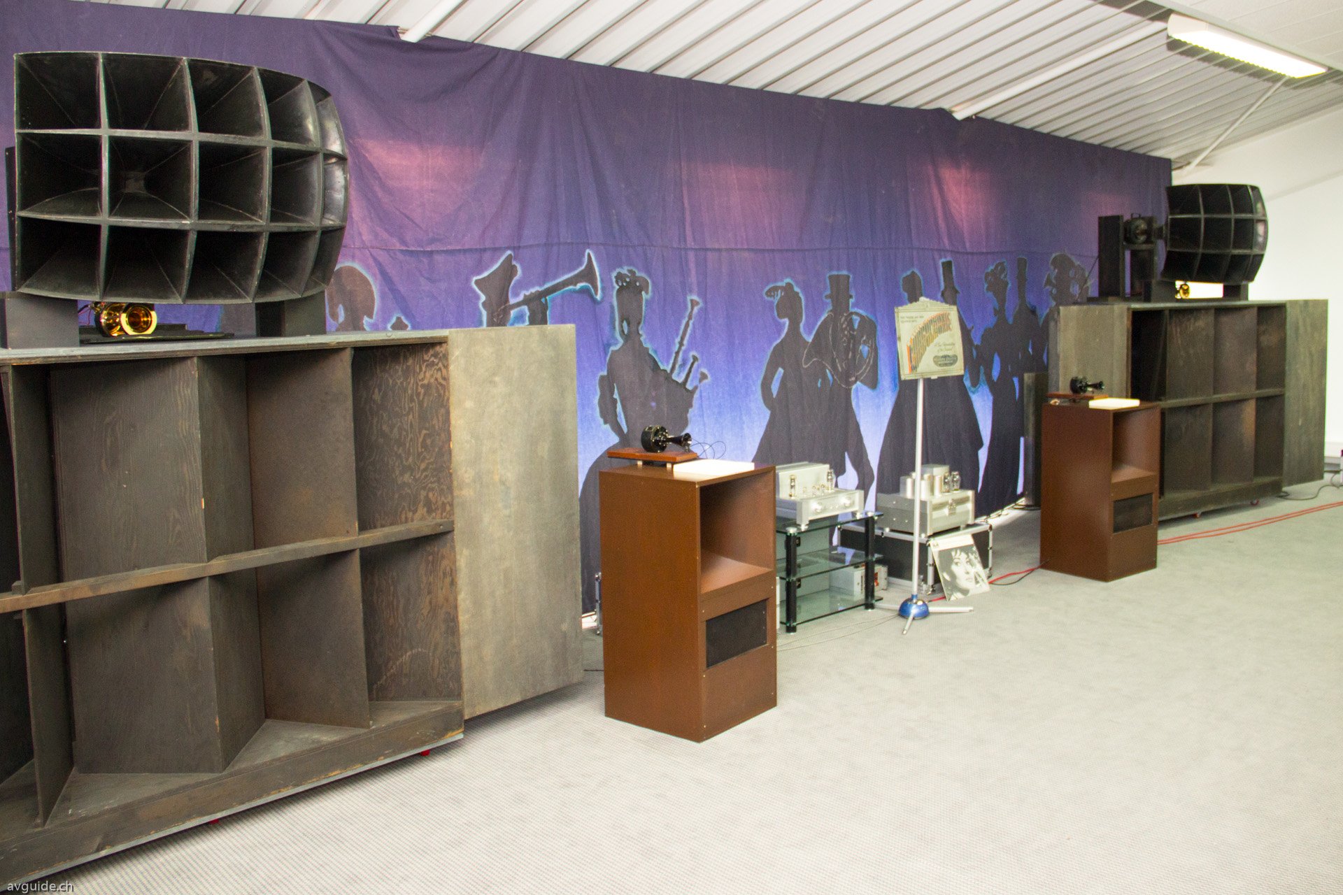 Spassfaktor pur bei Silbatone aus Korea mit ihrem Western Electric Mirrophonic Kino-Hornlautsprecher. Ein Erlebnis. Zudem verzichtete man auf audiophiles Gitarren-Frauenstimmen-Gesäusel und liess es auch mal so richtig rockig krachen.