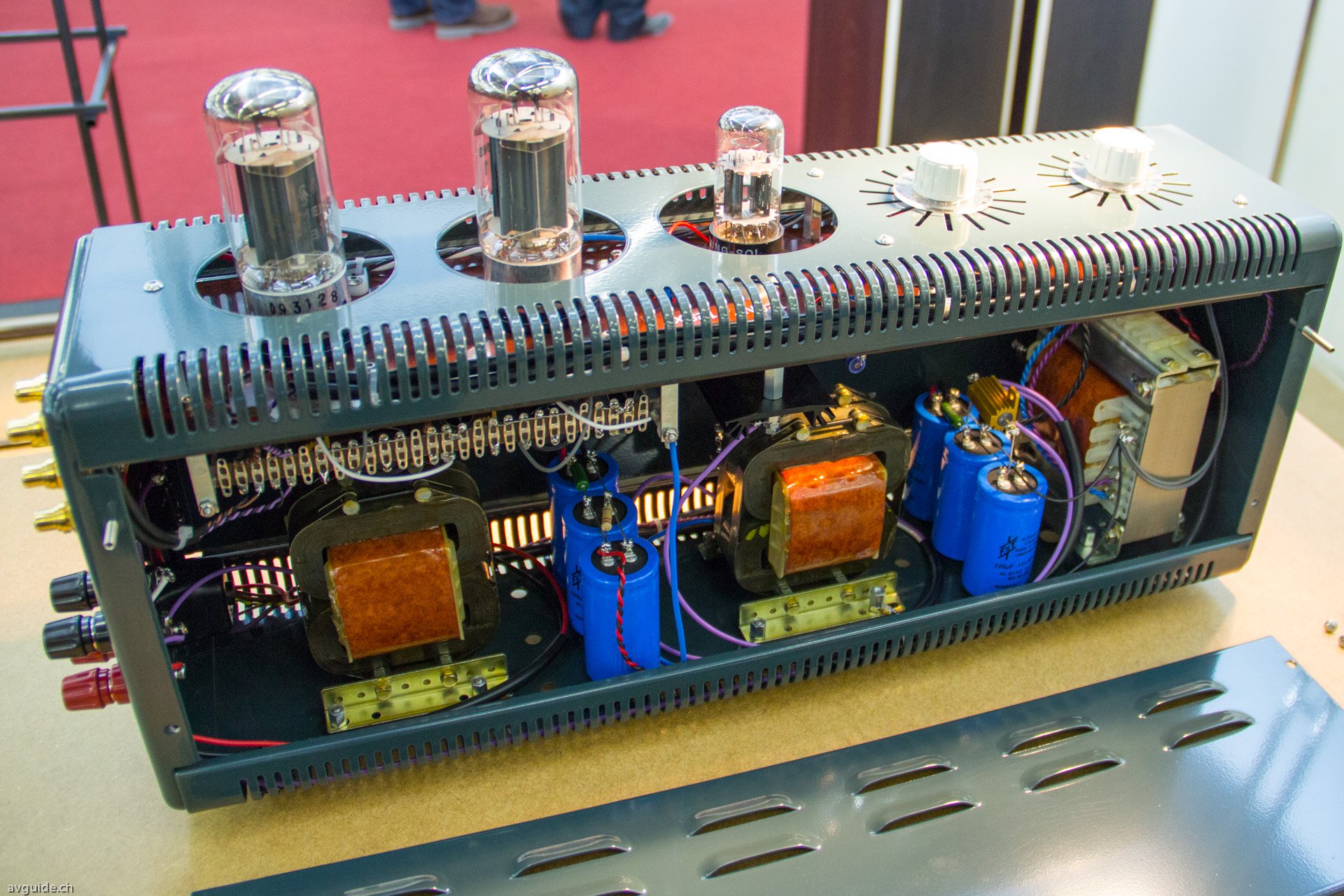 Frei von Hand verdrahtet ohne Platine. Das Vollverstärker--Schmuckstück von Thöress in Deutschland. Exotisch auch die verwendete Siemens Poströhre F2A1 mit ca. 7-8 Watt.