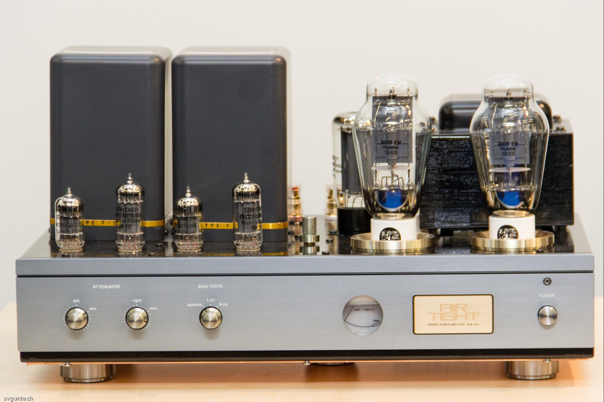Die Legende lebt: AirTight AM-300 Triodenvollverstärker von A&M Limited in liebevoller Handarbeit gefertigt in Osaka/Japan.