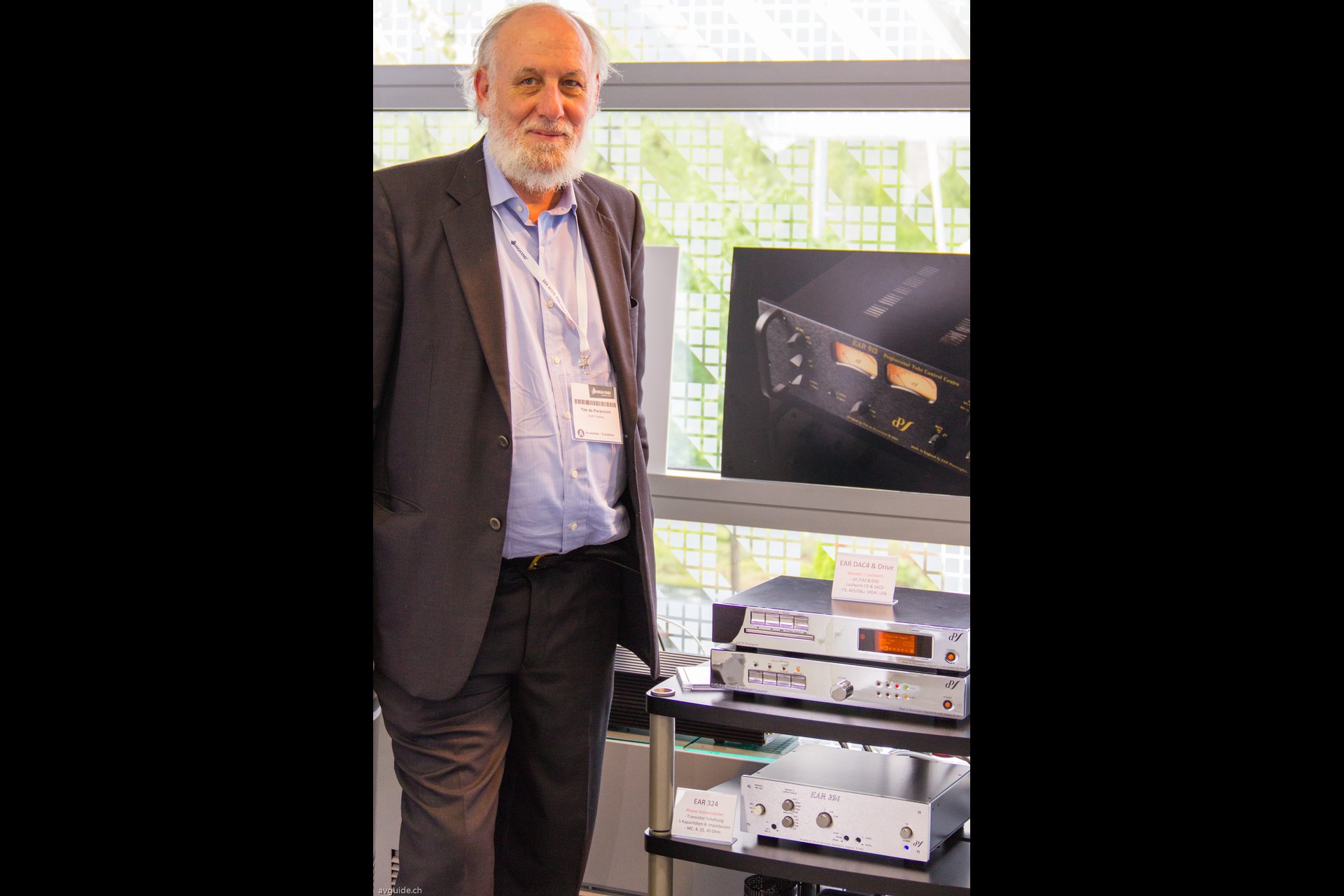 Noch eine Audiolegende: Tim de Paravicini baut seit seinem 13 Lebensjahr Audioelektronik. Am der High End 2013 erstmals vorgestellt wurde der EAR DAC4 mit der Fähigkeit, DSD Files zu verarbeiten und mit vier PCC88 Doppeltrioden am Ausgang.