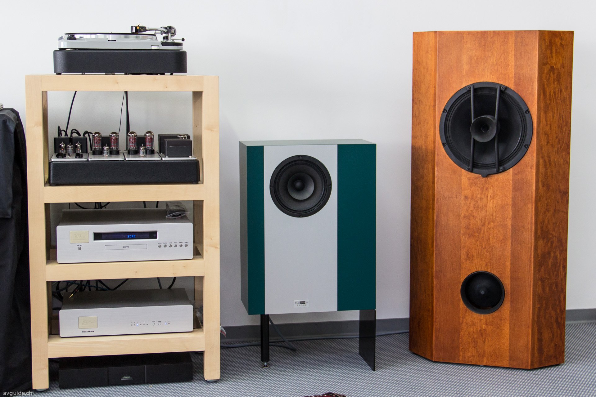 Die Swissonor Anlage mit modifiziertem Thorens TD 124, eigenem modularem Röhrensystem und der "kleinen" B.A.C.H 8 im British Racing Green outfit.