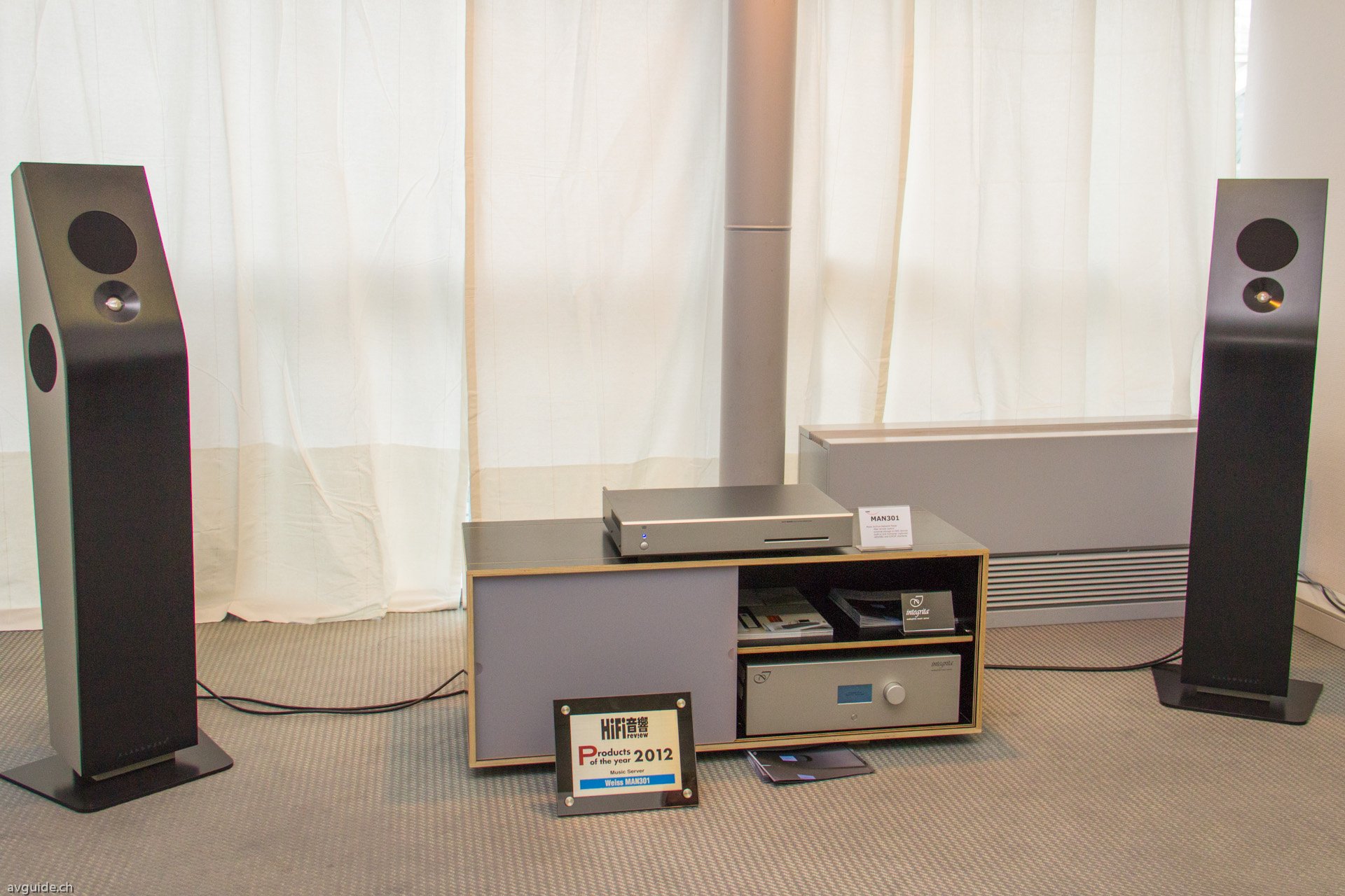 So einfach und wohnraumgerecht kann High End Audio sein. Die formschönen Klangwerk Aktivlautspecher Ellla und die Streamer-Wandler-Vorstufe MAN301 mit iPad-Steuerung von Weiss Engineering in Uster.