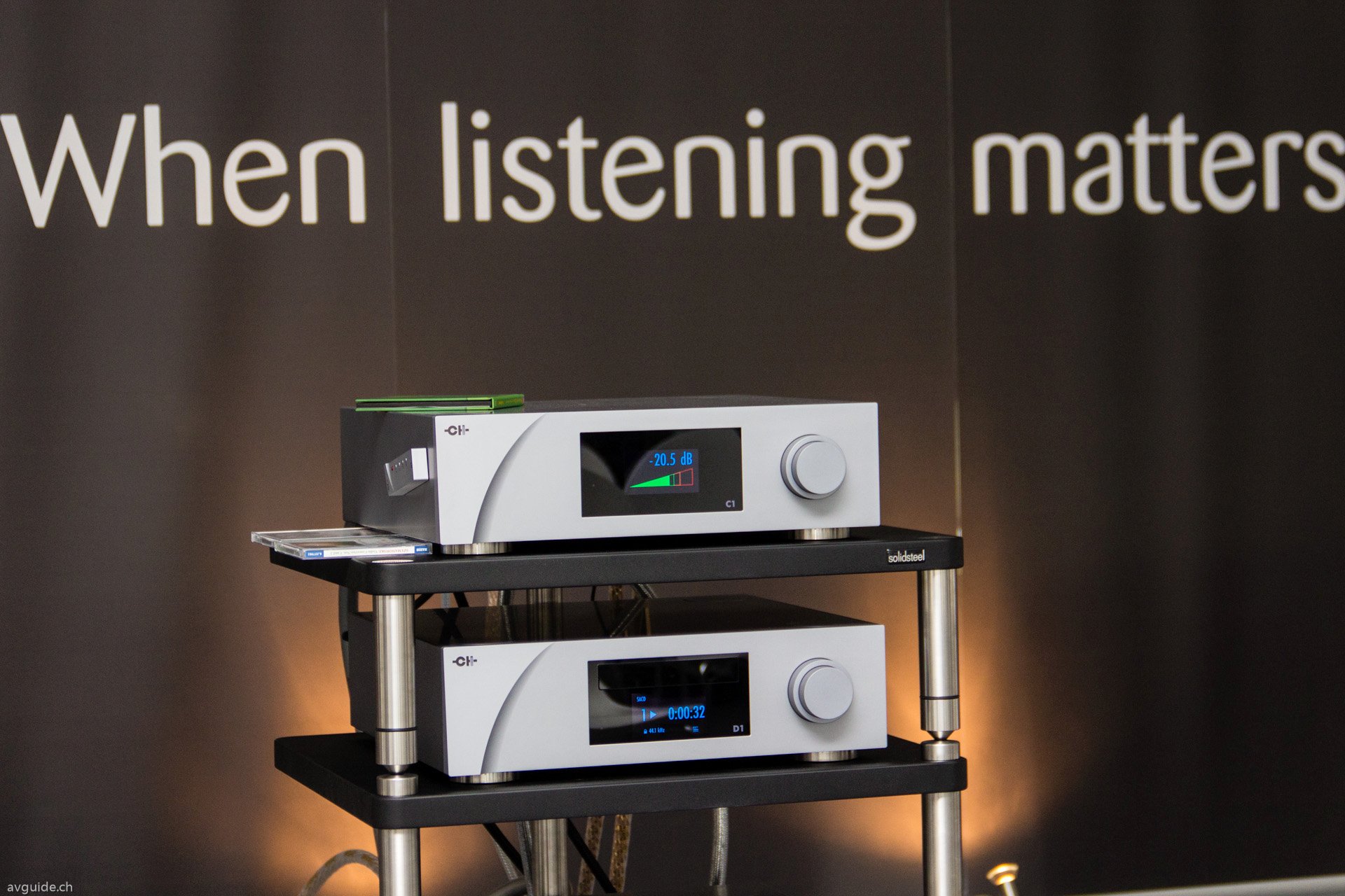 Auch der noch eher unbekannte Schweizer Hersteller CH Precision nutzt "Swissnes". Angesiedelt am Genfersse, produziert man das CD/SACD-Laufwerk D1, den DA-Wandler C1 sowie den Verstärker A1 und beruft sich auf Zulieferer aus der Uhrenindustrie.