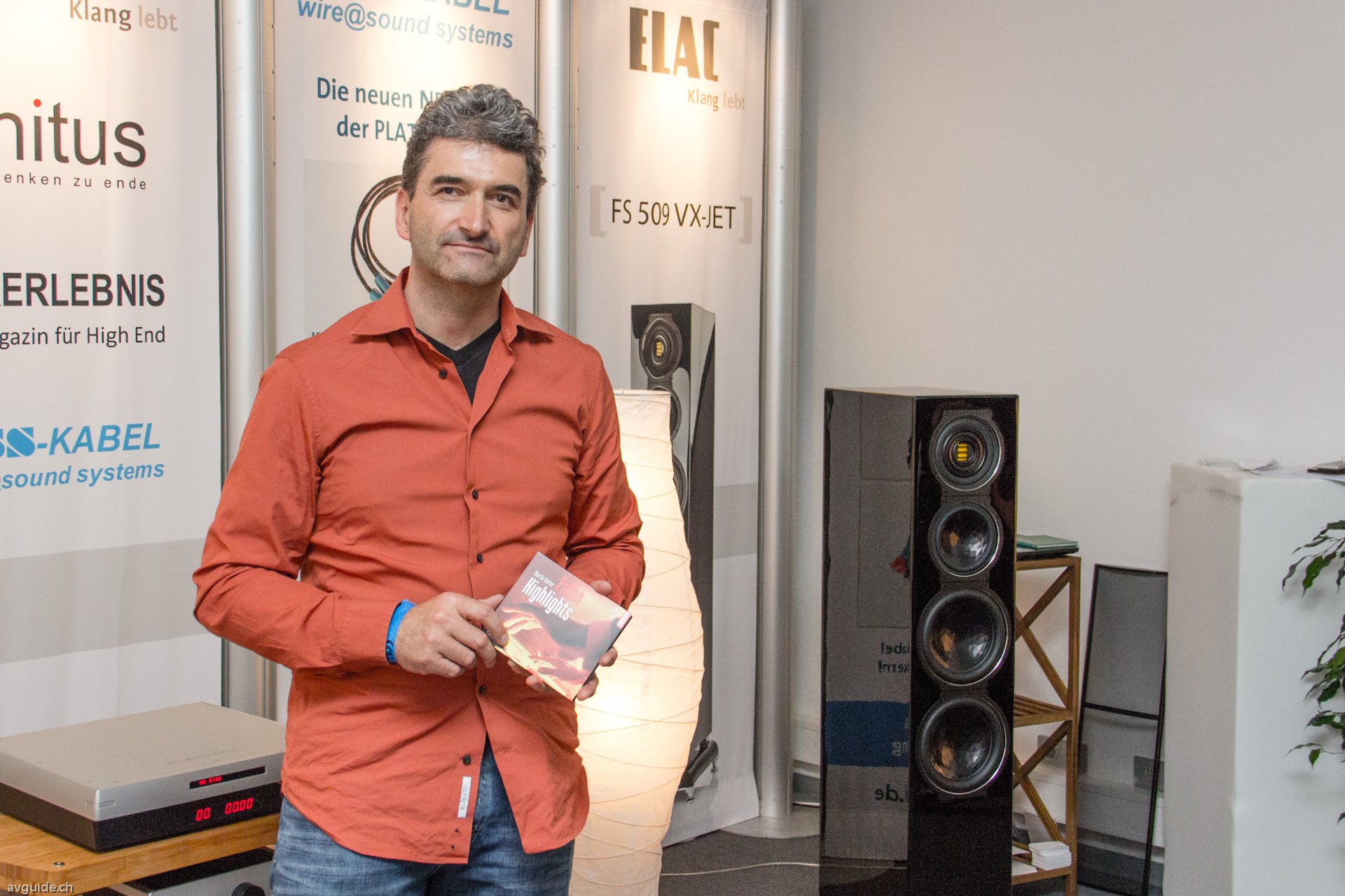 Ein spannendes Hörerlebnis schenkte Pianist Martin Vatter den Besuchern des Elac-Raums. Über die FS 509 VX-JET präsentierte er aussergewöhnliche Klavieraufnahmen aus dem eigenen Schaffen. Solche Präsentationen wünschte man sich mehr!