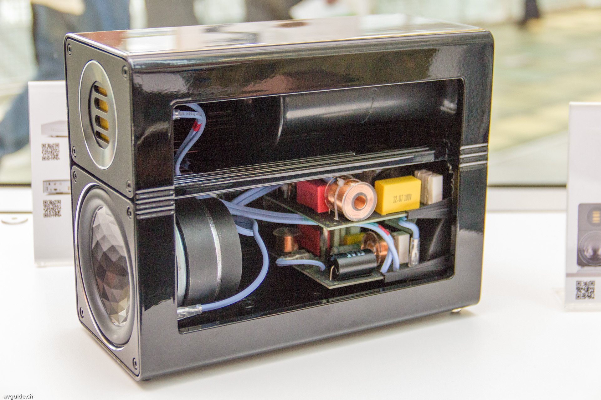 Als Reminiszenz an die vor zwanzig Jahren erschienene Elegant 305 lanciert Elac nun die BS 312. Das aus Strangguss-Alu gefertigte Gehäuse entspricht immer noch dem Urmodell. Die Weiche wurde aber komplett überarbeitet. Ein feiner, sehr wertiger Kleinlautsprecher für knapp 1000 CHF.