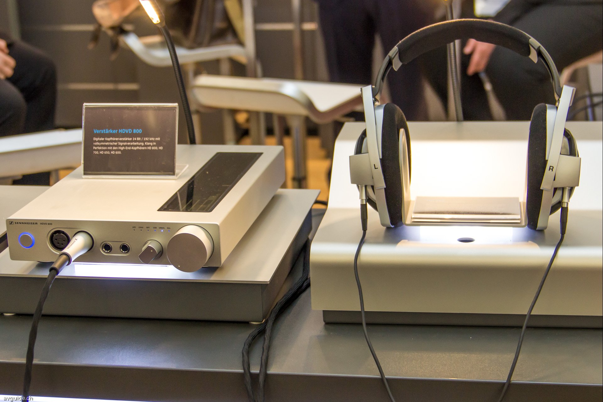 Das Dreamteam von Sennheiser: HDVD 800 Kopfhörerverstärker mit integriertem DA-Wandler und HD 700 Kopfhörer. 
