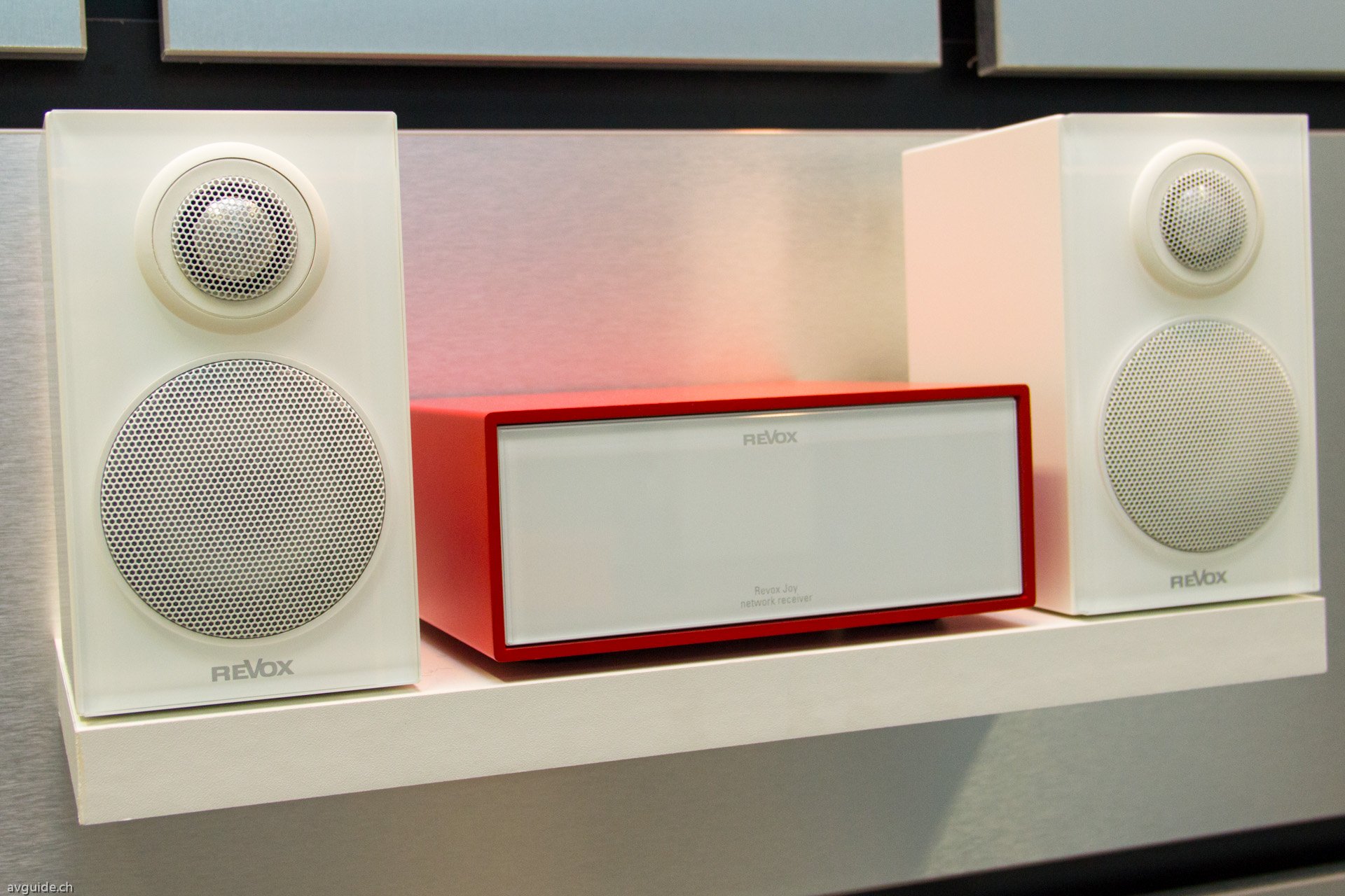 Die Palette der gezeigten Produkte ist durchaus vielfältig und reicht von schmucken und preiswerten Designkomponenten wie dem Revox Joy Audio-Streamer-Receiver...