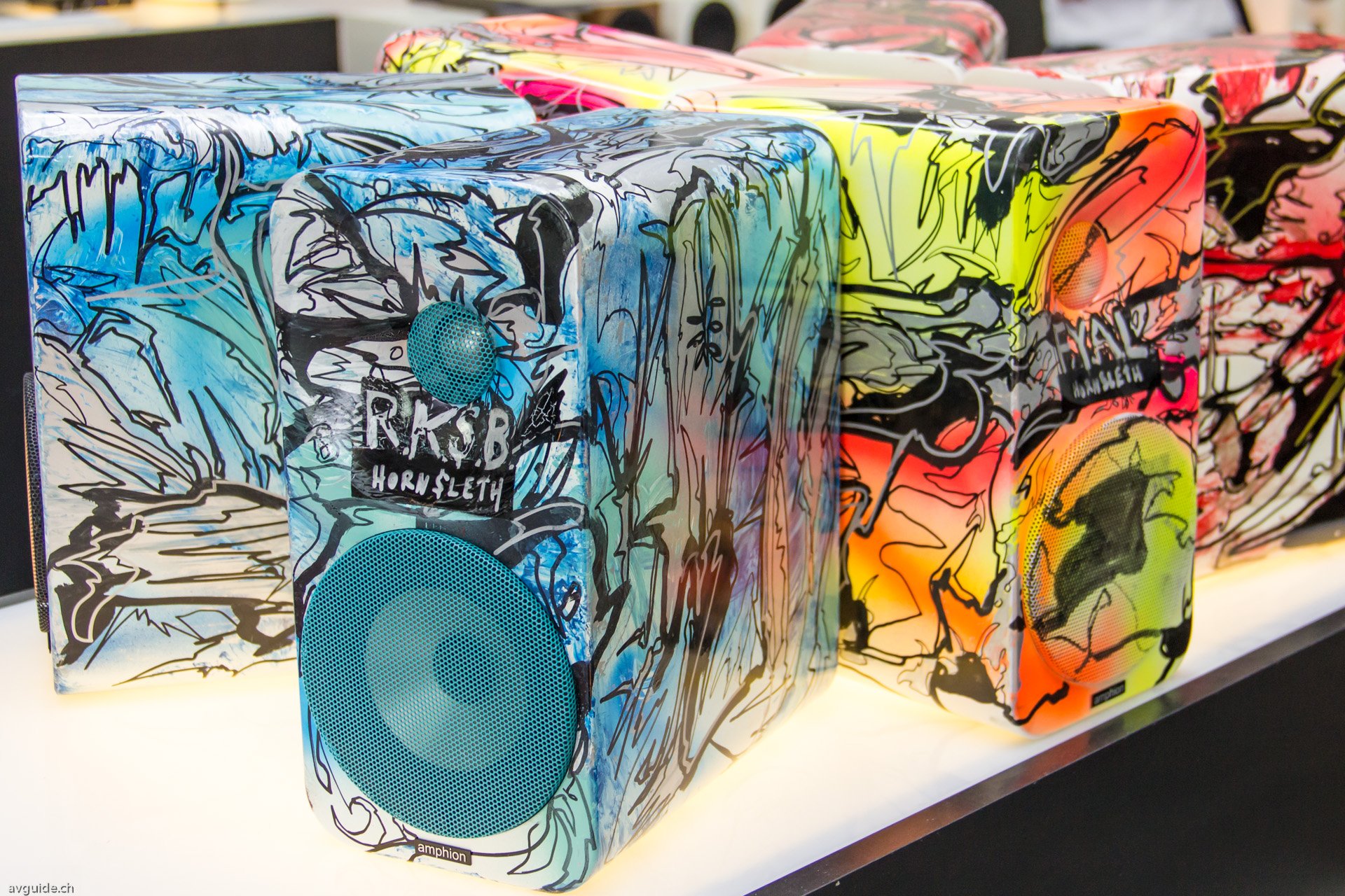 Auch das findet sich an der High End. Amphion Aktivlautsprecher aus Finnland mit Pop-Art-Design.