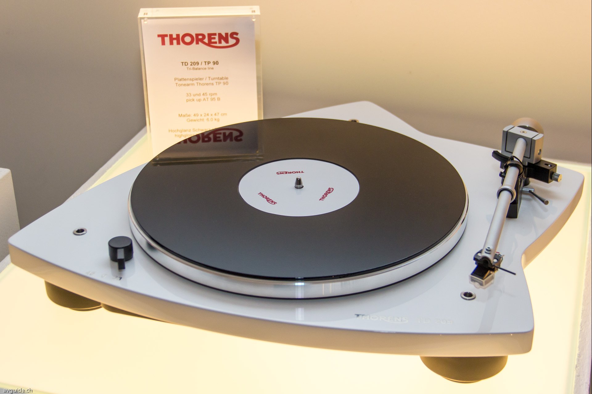 Erfreulich preiswert der neue Thorens Plattenspieler TD 209 für knapp 1200 CHF inklusive Tonabnehmer.