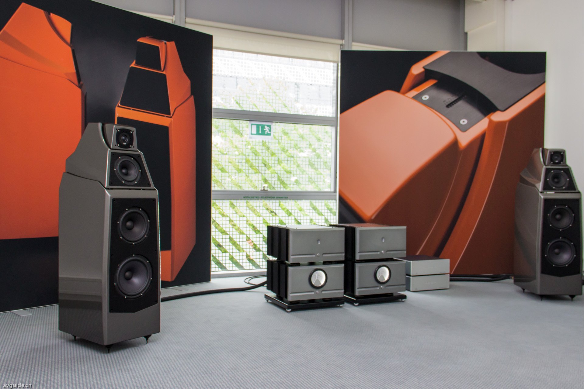 Europa-Premiere: Die erstmals gezeigten Wilson Audio Alexia (70'000 CHF), angetrieben von den ebenflalls neuen Vierfach-Endstufen XS150 von Pass Audio verbunden mit imposanter Shunyata-Verkabelung. Ein Riesenaufwand, der im klanglichen Resultat nicht so ganz zur Geltung kam.