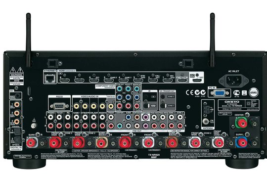 Netzwerk per Kabel und via Antenne, Phono-Eingang und zwei HDMI-Ausgänge für hochauflösende Videobilder in zwei Räumen sind nur einige Elemente der rückseitigen Ausstattung des TX-NR929