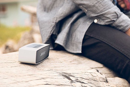 Dank seiner Kompaktheit kann der SoundLink mini überall hin mitgenommen und aufgestellt werden