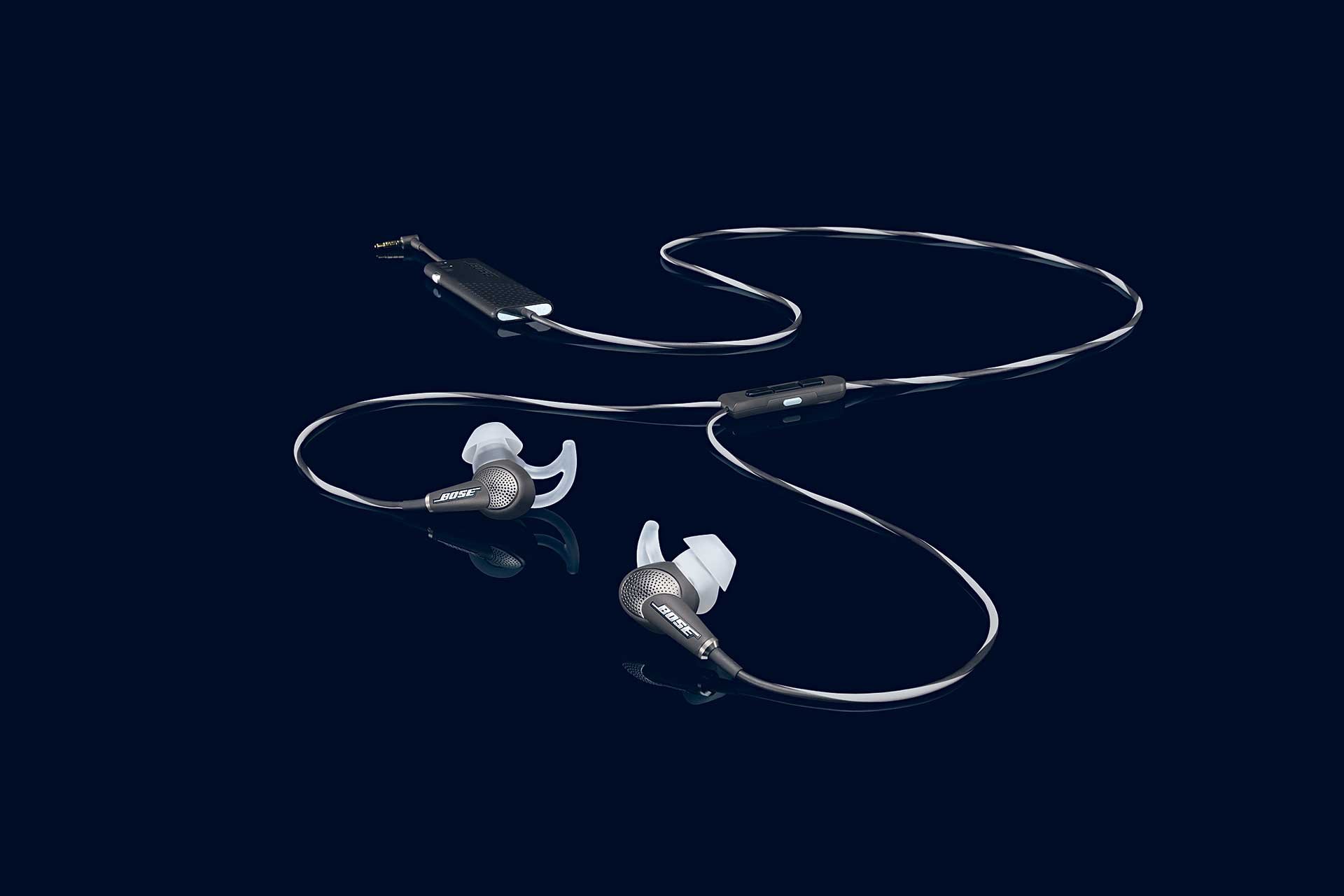 Die QC20 mit der Steuereinheit und Elektronik für die Geräuschunterdrückung und der Bedieung, über die Anrufe entgegen genommen werden können.