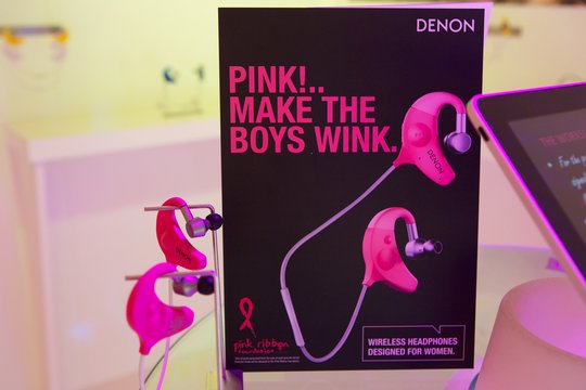 Dieses spezielle Model ist für die „Pink Ribbon Foundation“ pink eingefärbt worden. So soll auf Brustkrebs aufmerksam gemacht werden.