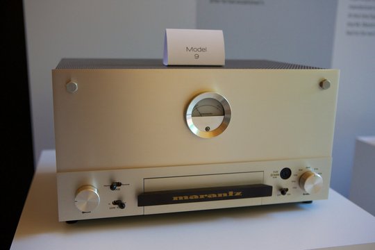 Der legendäre Monoverstärker „Model 9“ aus dem Jahre 1960 war das erste Gerät mit dem für Marantz typischen rundem VU-Meter.