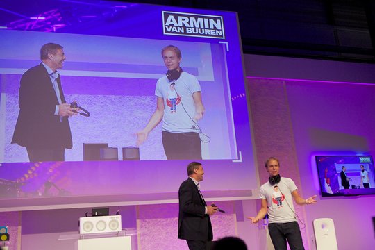 Star-DJ Armin Van Buuren präsentiert an der IFA Pressekonferenz das M1X-DJ System von Philips.