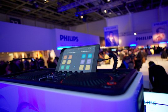 Star-DJ Armin Van Buuren präsentiert an der IFA Pressekonferenz das M1X-DJ System von Philips.