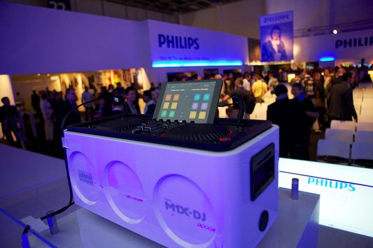 Star-DJ Armin Van Buuren präsentiert an der IFA Pressekonferenz das M1X-DJ System von Philips.