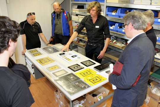 Mario Ballabio ist der grosse Meister bei der Herstellung der Coax-Bändchen-Chassis. Dass dies eine extrem heikle Arbeit ist und dennoch praktisch kein Ausschuss resultiert, erklärt Mario anhand seiner durch jahrelange Erfahrung optimierte Arbeitsweise.
Stolz meint Mario, dass heute kein Roboter ein solches Coax-Chassis produzieren könnte.