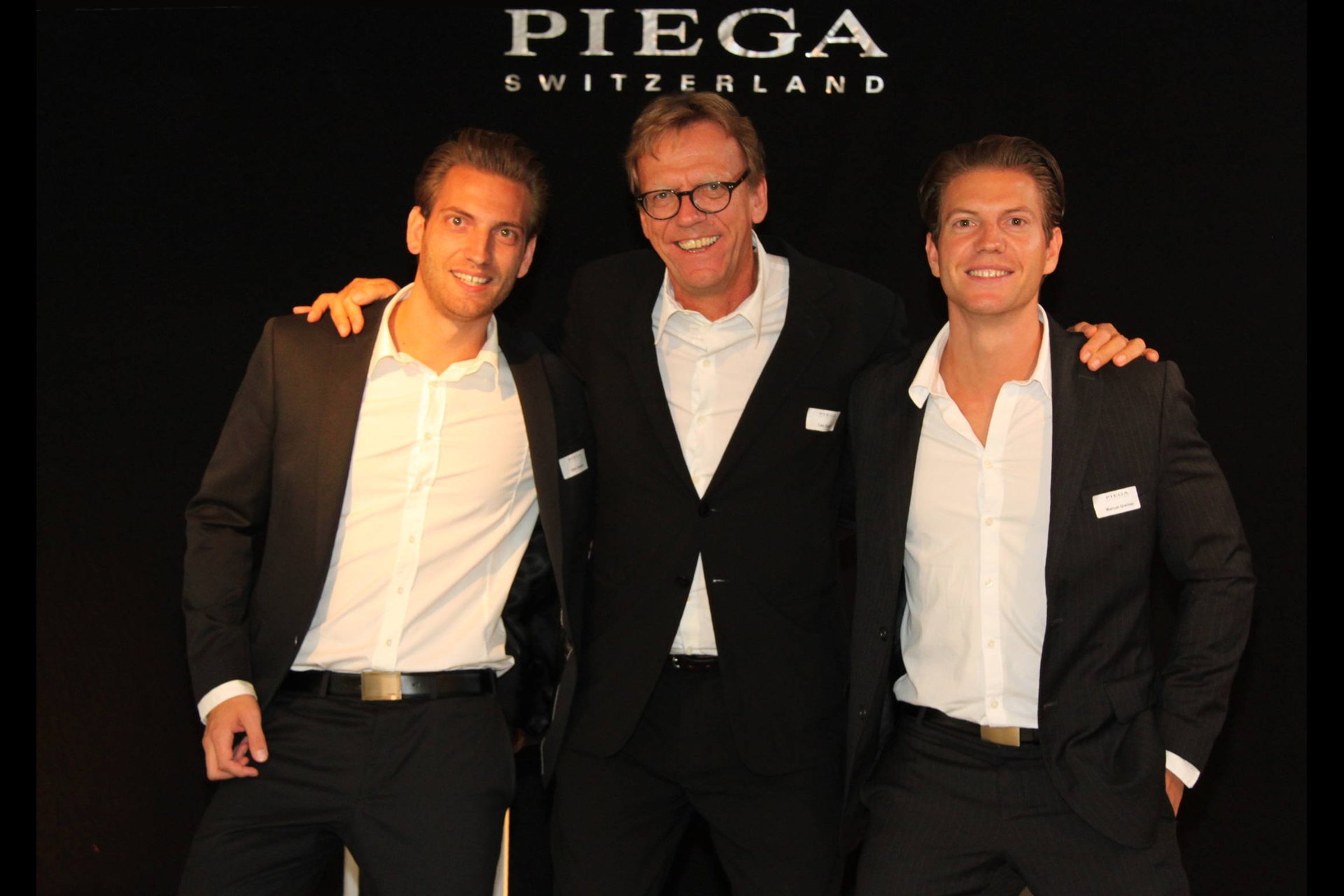 Der Nachwuchs ist da und garantiert eine dynamische Weiterführung des Betriebes: Papa Leo Greiner mit seinen beiden Söhnen Alexander (links) und Manuel (rechts). Während Alexander als Product Manager für Marantz verantwortlich zeichnet, beteiligt sich Manuel im Export von Piega und dem Vertrieb von Tivoli in der Schweiz.