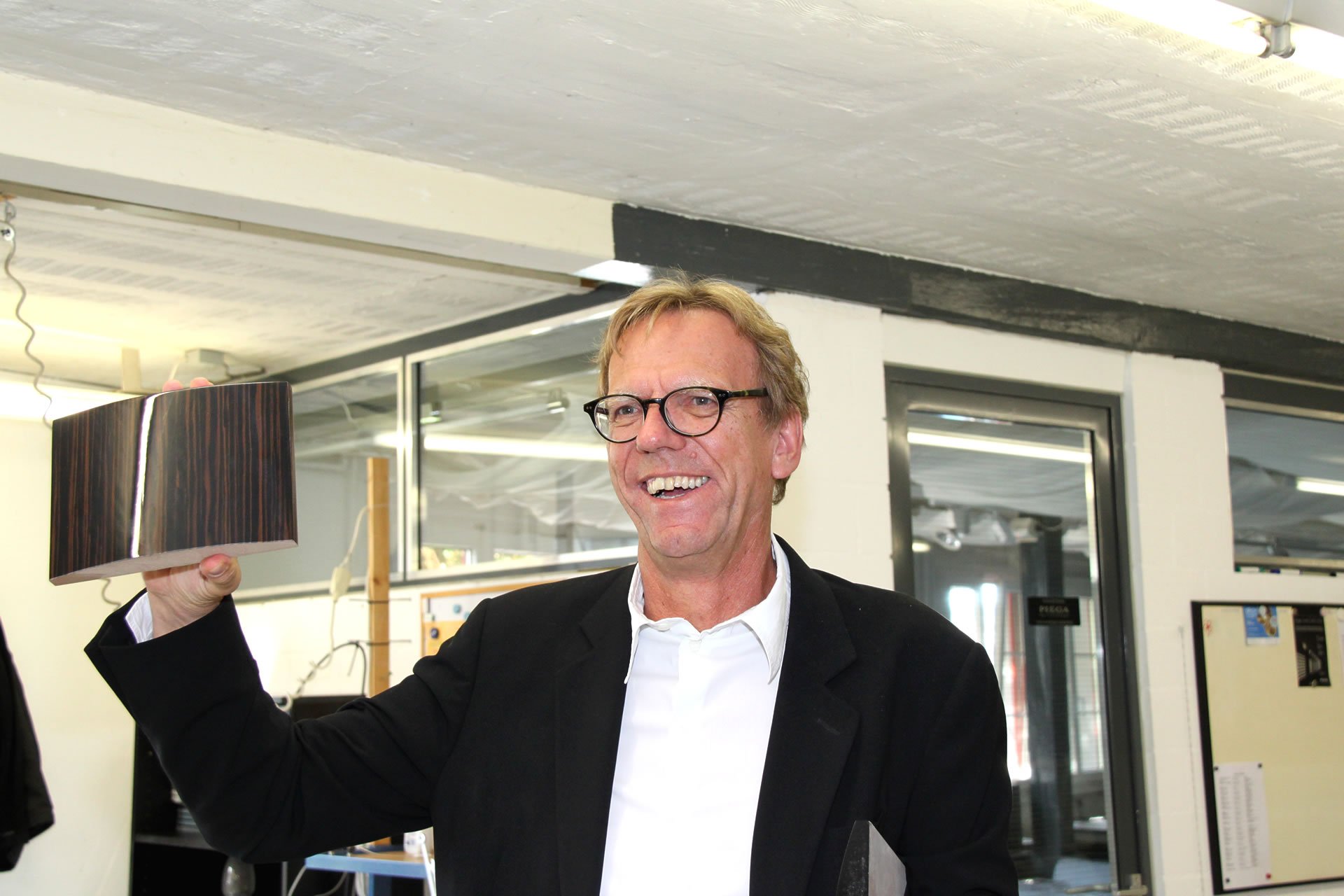 Leo Greiner, Mitbegründer und Urgestein sowie Chef der Finanzen bei Piega, zeigt den staunenden Besuchern ein Stück Makassar-Ebenholz-Furnier. In diesem Finish sollen ab Frühjahr 2014 auch bei Piega Lautsprecher mit Holzgehäusen erscheinen.