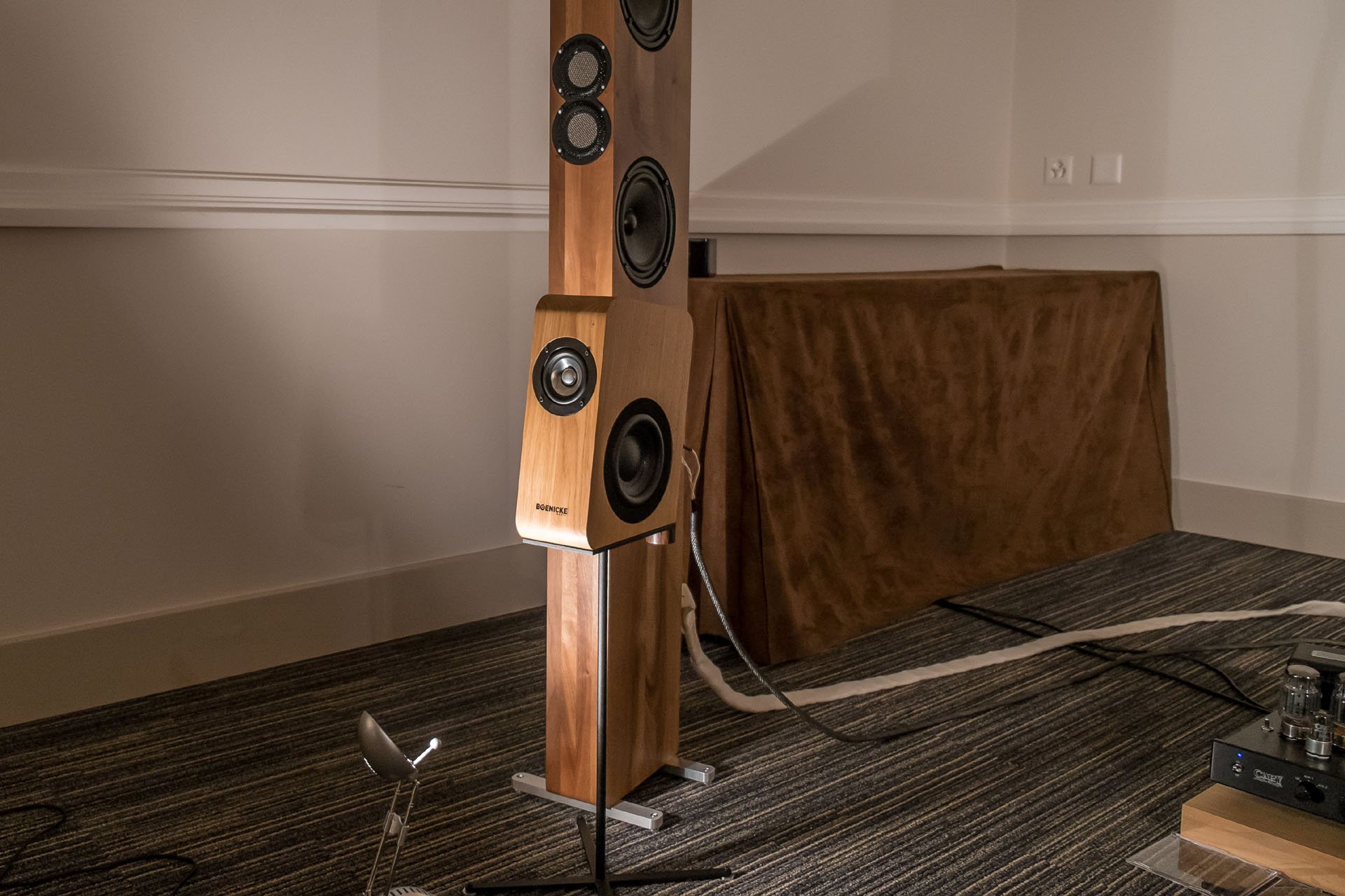 Der grossartige neue W5 Kleinlautsprecher von Boenicke Audio. Kaum zu glauben, was da völlig losgelöst herauskommt
