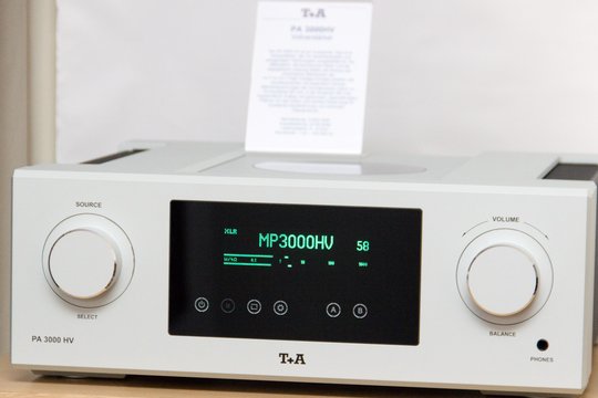 Neu bei T&A ist der PA 3000 HV High End-Vollverstärker für ca. 12500 CHF. HV steht für High Voltage. Alle Verstärkerstufen arbeiten mit wesentlich höheren Betriebsspannungen als normalerweise üblich. Ähnlich wie bei Röhrenverstärkern bleibt damit die tatsächliche Aussteuerung aller Stufen sehr klein. (Bild R. Burgener) 