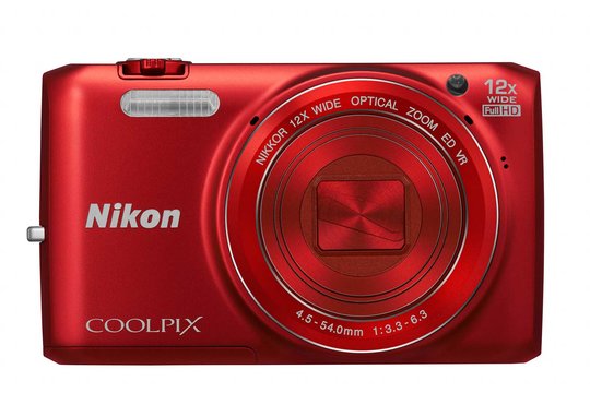 Die Coolpix S6800 hat wie die meisten anderen neu vorgestellten Modelle 16 Megapixel. Ihre Besonderheit ist die integrierte WiFi-Funktion. Um sie zu nutzen, muss auf dem Smartgerät die App »Wireless Mobile Utility« (iOS und Android) von Nikon installiert werden.