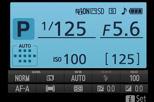 Die Aufnahmeinfos im LCD sind einstellbar. Es gibt zwei unterschiedliche Darstellungen sowie je drei Hintergrundfarben. Die beiden Darstellungen sind zudem den Bereichen für Einsteiger (Auto/Scene/Effects) und Fortgeschrittene (P/S/A/M) getrennt zuortbar.