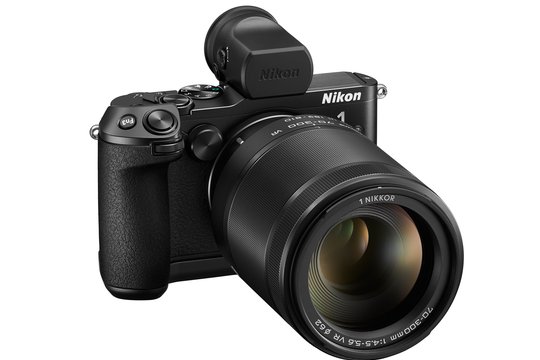 Die Kamera in voller Ausstattung mit dem Teleobjektiv 1 NIKKOR VR 70-300mm f/4,5-5,6, optionalem elektronischem Sucher DF-N1000 und optionalem Griff GR-N1010.
